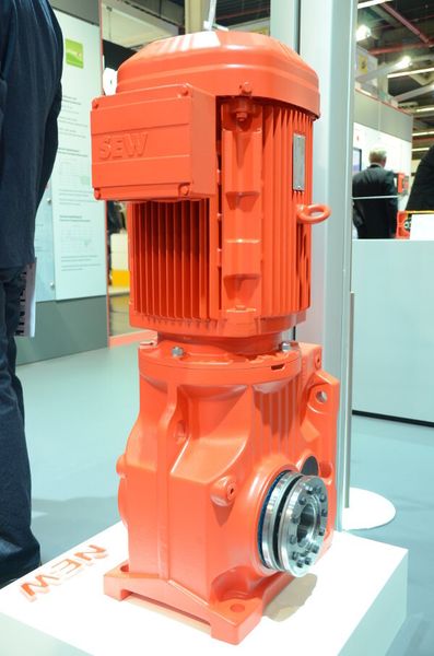 SEW-Eurodrive erweitert seine IE3-Motoren um die Baureihe DRN: Abmessungen wie IE2, Effizienz wie IE3. (Bild: Michel)