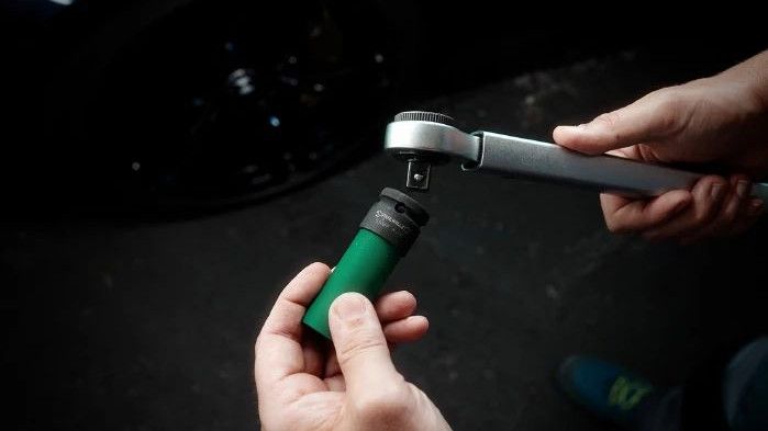 Die Kugelarretierung des ½“-Vierkantantriebes unterstützt die sichere und flexible Verwendung von verschiedenen Steckschlüsseleinsätzen.(Bild:  Stahlwille)