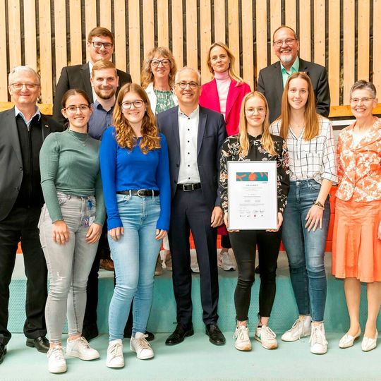 Die jungen Frauen überzeugten mit ihrer Idee rund um die Entstehung der Energiekrise und möglichen Lösungswegen die Jury am meisten.(Bild:  Arbeitgeberverband HessenChemie)