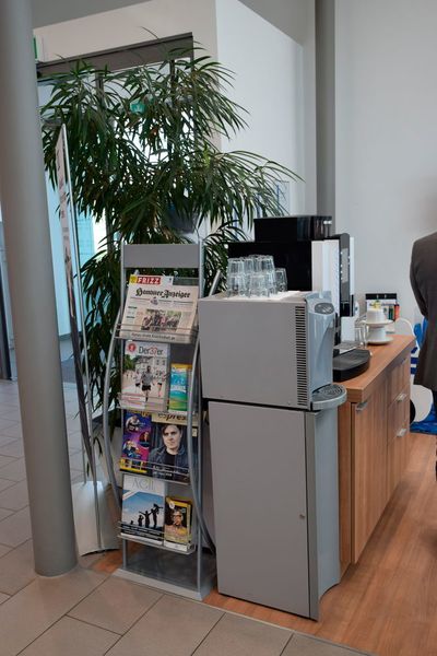 Zu Kaffee und Gebäck gibt es natürlich auch noch Lesefutter. (Holz / »kfz-betrieb«)