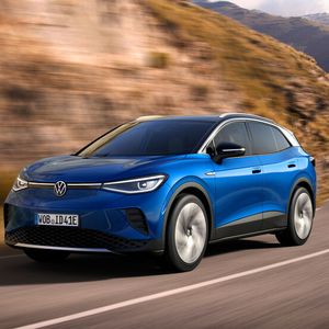 Volkswagen hat sein Elektro-SUV ID 4 ungetarnt gezeigt.(Bild:  Volkswagen)