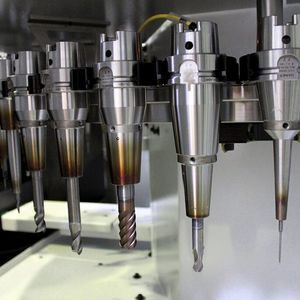 Bild 1: Ein Eindruck von Werkzeugen, die mit Power Shrink Chucks und Mini Shrink Chucks (rechts im Bild) in einem Bearbeitungszentrum fixiert wurden.