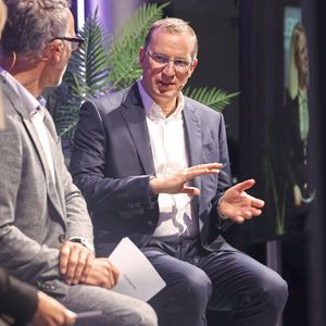 Steffen Hahn, geschäftsführender Gesellschafter der Hahn-Gruppe, im Talk mit Ruth Hofmann (TV- und Eventmoderatorin), Thomas Illner (COO von Porsche Deutschland) und Matthias Malmedie (Fernsehmoderator)(Bild:  Hahn-Gruppe)