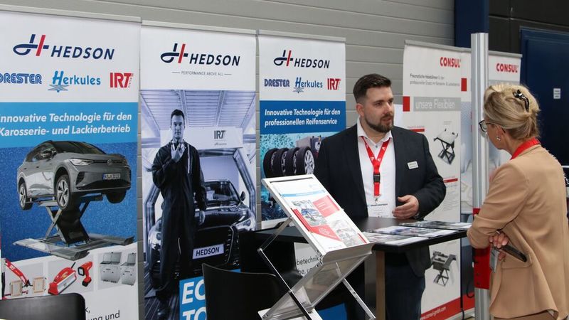 Am Stand von Hedson konnte sich der Besucher zu Hebebühnen, Pistolen-Reinigungsautomaten oder IRT-Strahlern beraten lassen. (Bild: Klasing)
