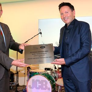 Jaguar-Land-Rover-Deutschland-Geschäftsführer Jan-Kas van der Stelt gratulierte Uwe Dinnebier persönlich.(Bild:  2020 Gisela Schober)