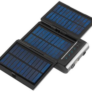 In geöffnetem Zustand zeigen sich drei Sonnenkollektoren, die den Lithium-Polymer-Akku des Apollo SP2000 aufladen.