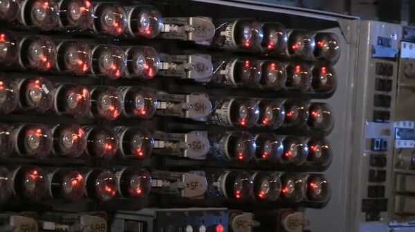 Ein historischer Moment: WITCH, der älteste funktionstüchtige Computer der Welt wird nach drei Jahren Restaurierung gebootet und so wieder zum Leben erweckt (Bild: TNMOC)