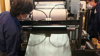 Neue undirektionale Tape-Anlage bei Maru Hachi in Fukiu/Japan. Die Tapes basieren auf Hochleistungsfasern wie Kohlenstoff, Aramid, Glas oder Naturfasern und einer Matrix aus Hochleistungspolymeren wie PPS oder PEEK. (Maru Hachi)