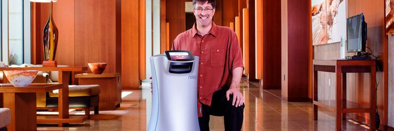 Savioke-CEO Steve Cousins mit seinem preisgekrönten Liefer-Roboter "Relay"(Bild:  Savioke)