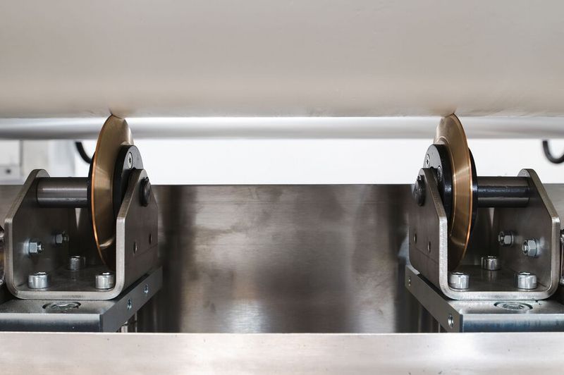 Näherer Blick auf die Rundmesser des Streifenschneiders für Neo-Premium- oder Neo-Plus-Walzwerke von Deguma. Sie können aus robustem Kunststoff geliefert werden, aber auch aus Messing, wie hier. (Bild: Deguma / Th. Höhl)