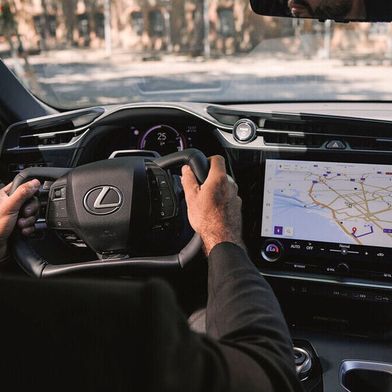 Das Yoke-Lenkrad im Lexus sorgt nicht nur für eine angenehme Lenkung, sondern auch für eine bessere Sicht (Bild: Lexus)