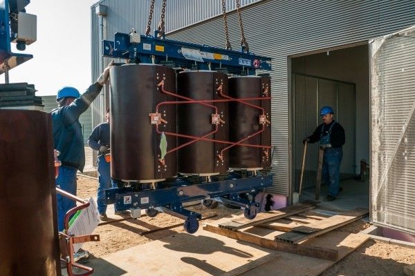 Bilder aus der Bauphase: Die Trafos werden geliefert (WEMAG)