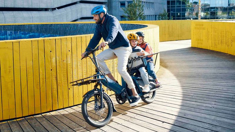 Auf dem kompakten Multitinker von Riese & Müller kann man bis zu zwei Kinder oder viel Gepäck mitnehmen. (Bild: Riese & Müller)