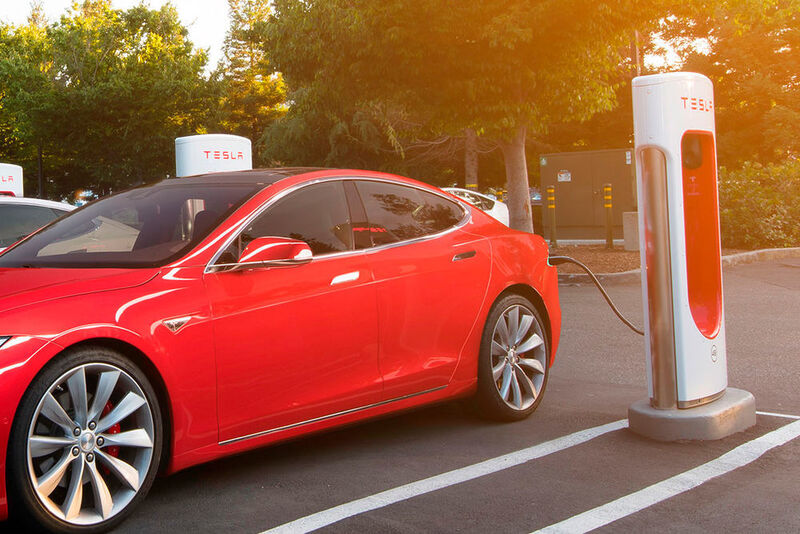 Aufladen kann man die Autos an Superchargern, ... (Tesla)
