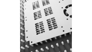 Die Bürstenplatten von Kullen-Koti ermöglichen die Oberflächen schonende Handhabung empfindlicher Blechtafeln und unterstützen deren Ausrichten und präzises Fixieren. (Kullen-Koti)