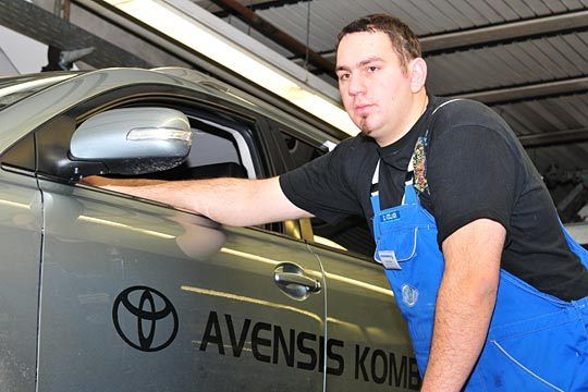 Denis Köllner aus dem Saarland, der spätere Sieger, sucht den Grund dafür, das das Fahrzeug bei Geradeausfahrt immer zur Seite zieht. (Archiv: Vogel Business Media)