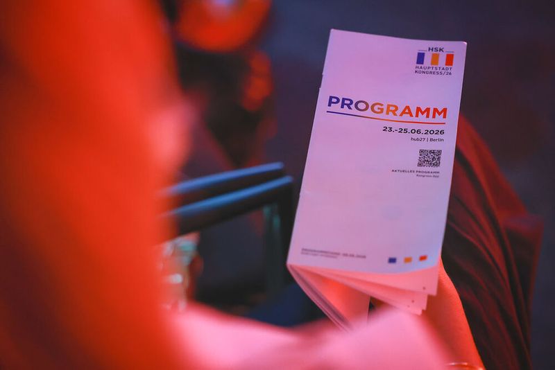 Ein Blick in das Programmheft offenbarte jedoch, dass es zumindest thematisch heiß hergehen würde. (Bild: KreativMedia / Marten Ronneburg)