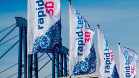 Für gut ein Jahr ausgeflattert haben die Fahnen, die darauf hinweisen, dass in Erfurt wieder die 3D-Druck-Messe Rapid.tech 3D stattindet. Hier berichtet der Veranstalter über die jüngst zu Ende gegangene Ausgabe für dieses Jahr ... (Bild: Messe Erfurt)