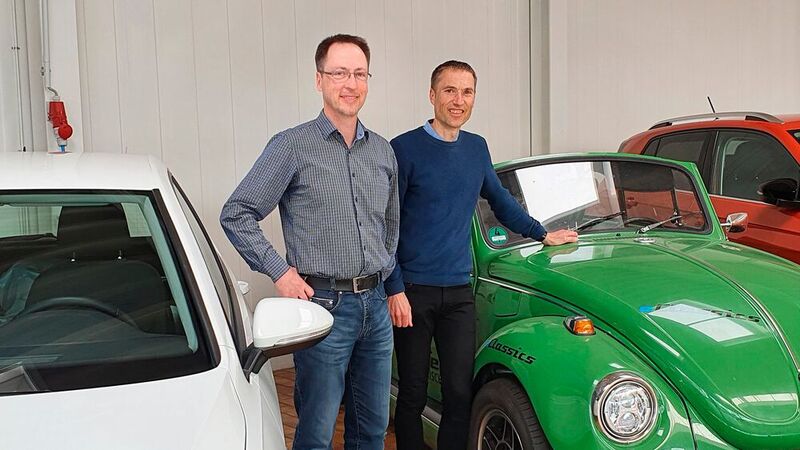 Peter (l.) und Wolf Warncke haben früh erkannt, dass ein Autohaus Mobilität ganzheitlich leben muss. (Bild: Mauritz – »kfz-betrieb«)