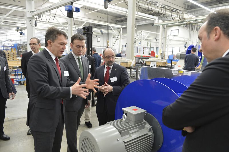 Im Anschluss an den Spatenstich besuchte Baden-Württembergs Wirtschaftsminister Schmid das bestehende Ziehl-Abegg-Werk im Gewerbepark Hohenlohe. (Bild: Ziehl-Abegg)