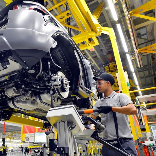Werke in Brasilien und Indien sind vom Produktionsstopp bei Jaguar Land Rover ausgenommen.(Bild:  Jaguar Land Rover)