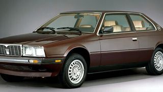 Das zu dieser Zeit meistverkaufte Maserati-Modell aller Zeiten wurde in den 1980er Jahren der Biturbo. Den kompakten Sechszylinder gab es als Zwei- und Viertürer, als Spyder und in Varianten mit klangvollen Namen wie Karif, Shamal oder Ghibli bis zum Jahr 1993. (Foto: Maserati)