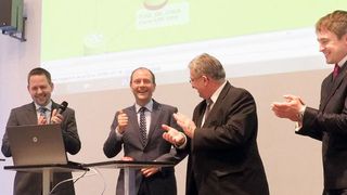 Daumen nach oben! Innenminister Markus Ulbig schaltet das Netzwerk offiziell frei (Manfred Klein – eGovernment Computing)