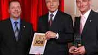 Feierliche Übergabe des Gütesiegels (v.l.n.r.): Andreas Scheller, Geschäftsführer von BMW Scheller, Wolfgang Clement, ehemaliger Wirtschaftsminister, Volker Mayr, Personalverantwortlicher BMW Scheller (Archiv: Vogel Business Media)