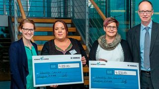 Melissa Rupp (Global Marketing Homag), Christina Stein (Leitung „Offene Hilfen“ Lebenshilfe Calw e.V.), Barbara Rauschenberger (1. Vorsitzende Lebenshilfe Horb-Sulz e.V.) und Ulrich Schmitz (Geschäftsführer Homag GmbH, v.l.) bei der Spendenübergabe in Schopfloch. (Homag Group AG)