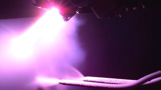 Zum Ausbessern oder Erneuern der Keramik- oder Hartmetalloberflächen von Walzen setzt AST unter anderem das Plasmaspritzen und das Highspeed-Flammspritzen ein. (AST Beschichtungstechnik GmbH)