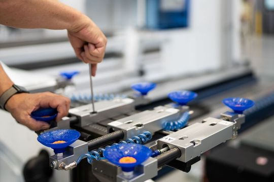 Blick auf den einfachen Anpassungsvorgang des neuen Trumpf-Vakuum-Multigreifers für den Einsatz mit dem Roboter Bendmaster. Er macht auch das Biegen von kleinen Stückzahlen wirtschaftlich, wie es heißt. Lesen Sie hier, was es damit auf sich hat. Blick auf den einfachen Anpassungsvorgang des neuen Trumpf-Vakuum-Multigreifers für den Einsatz mit dem Roboter Bendmaster. Er macht auch das Biegen von kleinen Stückzahlen wirtschaftlich, wie es heißt. Lesen Sie hier, was es damit auf sich hat.