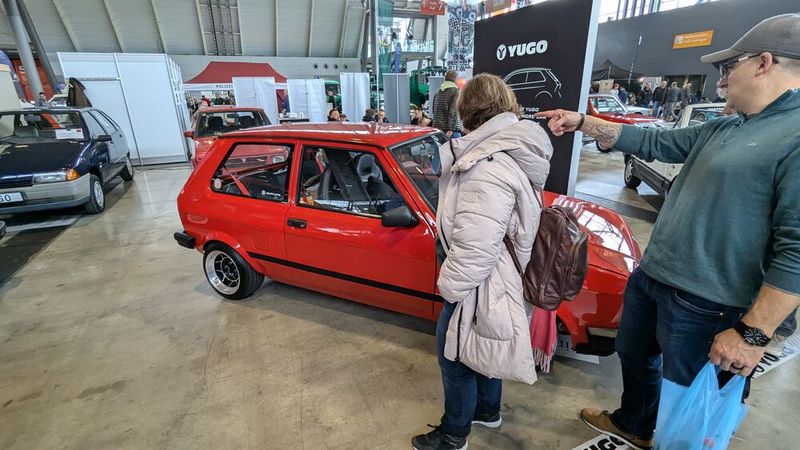 „Sabine, sieh mal da, ein Yugo! Den kennen wir doch von früher aus unseren Jugoslawien-Urlauben!“   (Bild: Dominsky – VCG)