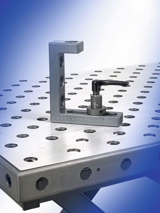Die Spannbolzen sind für unterschiedliche Materialstärken ausgelegt und ermöglichen das Befestigen von Werkstücken, Anschlägen und Vorrichtungselementen auf standardisierten Lochrastern.(Bild:  KIPP)
