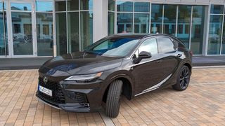 Die fünfte Generation des Lexus RX erschien im Jahr 2022 und besitzt neben einem neuen „Performance Hybrid“ auch zahlreiche Fahrerassistenzsysteme.  (Bild: Rosenow – VCG)