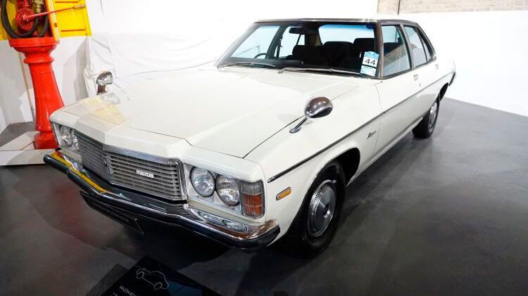 Den Roadpacer baute Mazda von 1975 bis 1979 und verkaufte ihn ausschließlich in Japan. Der Wagen war eigentlich ein australischer Holden. Motorlose, ansonsten komplette Modelle wurden nach Japan verschifft, wo Mazda den hauseigenen Wankelmotor vom Typ 13B mit 1,3 Litern Kammervolumen installierte. Obwohl dieser 135 PS leistete und ein maximales Drehmoment von 138 Nm aufwies, tat er sich im gut 1.575 Kilogramm schweren Roadpacer eher schwer. Der Roadpacer erreichte lediglich eine Spitze von 166 km/h, die Beschleunigung war träge, der Verbrauch horrend: Damalige Testberichte nennen Werte um die 26 Liter pro 100 Kilometer.  (Bild: Dominsky/»kfz-betrieb«)