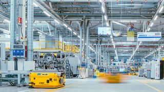 Die Produktion von Doppelkupplungsgetrieben bei Magna in Italien. Links auf dem gelben FTS ist ein Getriebe zu sehen. (Magna)