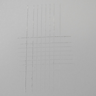 Abb. 3 Aufnahme: mit Passivierung Slotopas AL 4270 passivierten Aluminiumoberfläche nach erfolgter Gitterschnittprüfung. Die Gitterschnittprüfung wurde mit Gt0 bestimmt.(Bild:  Dr.-Ing. Max Schlötter GmbH & Co. KG)