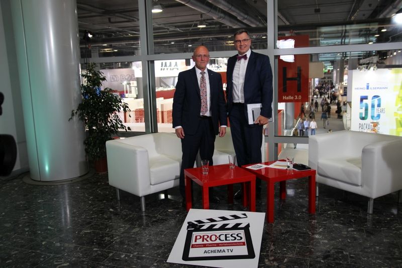 Hinter den Kulissen von Achema-TV und der Achema-DailyJohann Ströbl, Leiter Tüv Süd Industrie Service und Nikolaus Krüger, Corparate Director, Sales und Marketing von Endress+Hauser vor der Aufzeichung der Mittwochs-Sendung zum Thema „Effizienz und Sicherheit in der Produktion“. (Bild: PROCESS)