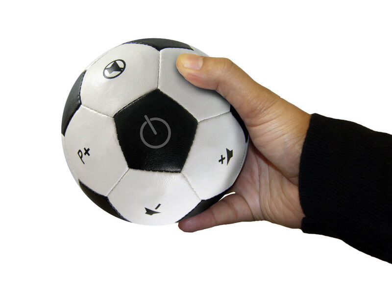 Für Fußballfans gibt es bei www.radbag.de eine Universal-Fernbedienung in Fußballform für 17,95 Euro. (www.radbag.de)