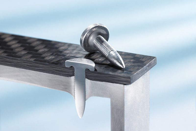 Mit dem Rivtac-Hochgeschwindigkeits-Bolzensetzen steht ein Fügeverfahren für den Aluminium-Rohbau in der Automobilindustrie zur Verfügung. (Bild: Böllhoff)