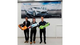 Bundessiegerin Heidi Frank mit dem Zweitplatzierten Oliver Pabst (rechts im Bild) und dem Drittplatzierten Alexander Lahr. (Bundesverband Farbe Gestaltung Bautenschutz)