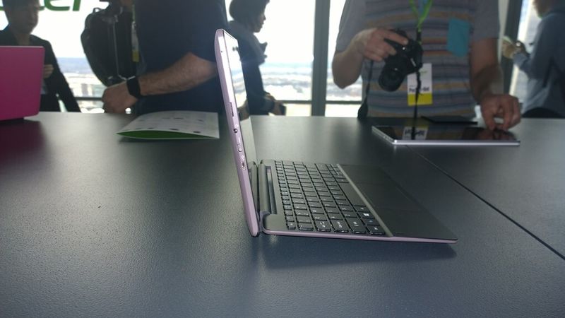 Durch das neue Scharnier wird das Keyboard im Notebook-Modus etwas schräg gestellt. (Bild: IT-Business)