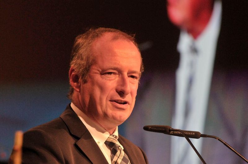 Über aktuelle Fragen der Wirtschaftspolitik und ihre Auswirkungen auf das Kraftfahrzeuggewerbe referierte Oliver Wittke. Die Teilnehmer der Bundestagung waren sehr gespannt, inwieweit der Parlamentarische Staatssekretär des Bundeswirtschaftsministeriums wirkliche Antworten auf die aktuellen Fragen des Kfz-Gewerbes im Gepäck hatte.  (Bild: Zietz/»kfz-betrieb«)