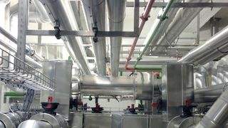 Durch eine Modernisierung der Kälteanlage einer Schokoladenproduktion kann viel Energie gespart werden. Zusätzlich erhöht sich der Wartungsaufwand und die Reinigungsfreundlichkeit sorgt für verbesserte Hygiene. (Bild: L&R Kältetechnik)