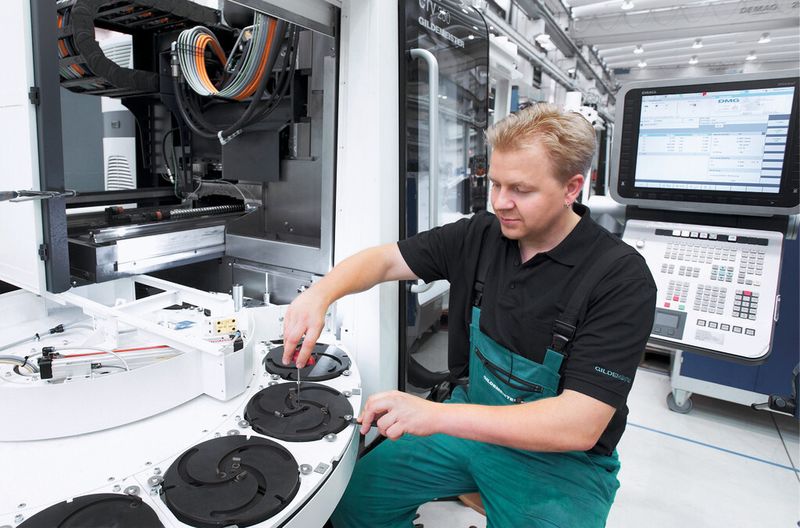 Georg Peters, Servicetechniker bei Gildemeister, richtet eine Werkstückpalette auf der Vertikal-Drehmaschine CTV 250 ein. (Gildemeister)