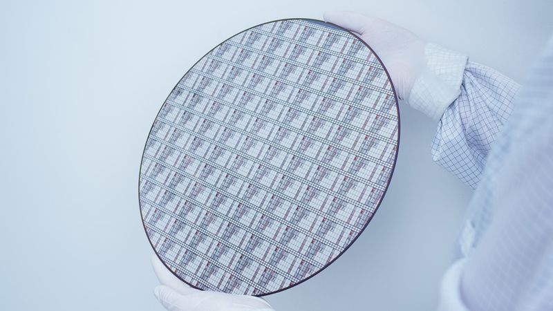 Infineon hat den ersten 300-mm-Galliumnitrid-Wafer vorgestellt.(Bild:  Infineon)