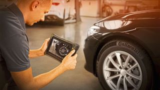 Moderne RDKS-Werkzeuge können weit mehr als „nur“ RDKS-Sensoren auslesen, codieren etc. Sie unterstützen auch neue Technologien wie RFID (kleine Datenträger im Reifen) und bieten eine digitale Erstellung und Verarbeitung wichtiger Rad-/Reifeninformationen. (Bild: Continental)