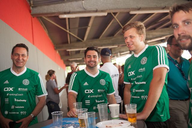Das Team von GoDaddy hatte Spaß am sportlichen Wettstreit und dem anschließenden Fachsimpeln. (Bild: Open-Xchange)