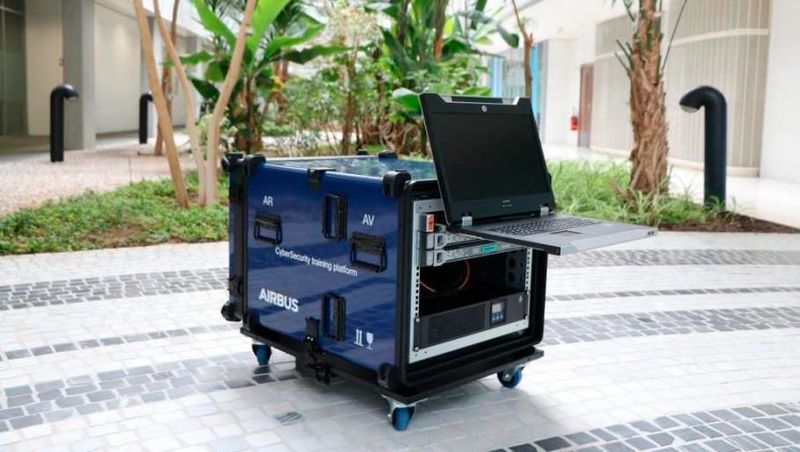 Airbus Security  Bereits mehrfach auf der it-sa vertreten, stellt Airbus Security dieses Jahr ein Cyber Security Produkt namens Cyber Range vor, das Cyber Training und Testing mobil ermöglicht. Hinter dem robusten Äußeren der Transportbox steckt eine One-for-All-Lösung, die reale IT-Infrastrukturen simulieren und somit das Durchspielen von echten Bedrohungsszenarien ermöglichen soll. Auf Basis der so gewonnenen Erkenntnisse wird es ermöglicht, die Auswirkungen eines Cyber-Angriffs einzudämmen, ein unternehmensinternes Expertenteam zu trainieren und so ein Wachstum des intern verfügbaren Sicherheitswissens zu generieren.   Mehr Informationen unter 