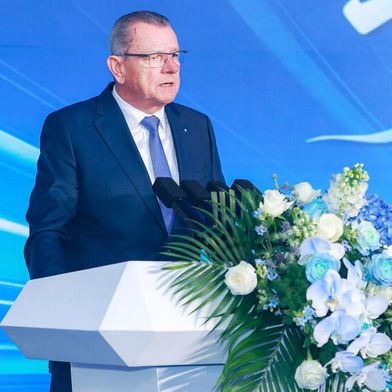 Jürgen Wolfgang Kirchhoff, Chef von Kirchhoff Automotive, bei der Jubiläumsveranstaltung im chinesischen Suzhou. (Bild: Kirchhoff Automotive)